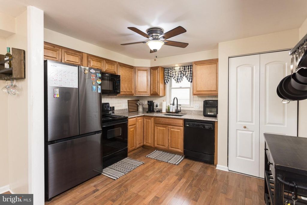 Image 8 of property listing at 12124 BUTTONWOOD LN, Middle River, MD 21220