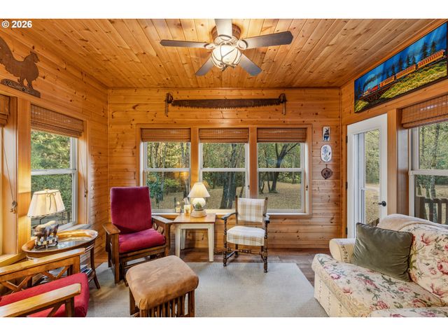 780 PINECREST Dr, Grants Pass, OR 97526