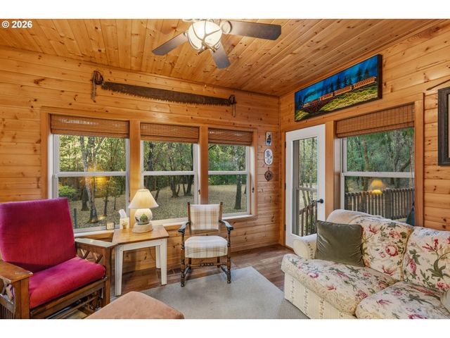 780 PINECREST Dr, Grants Pass, OR 97526