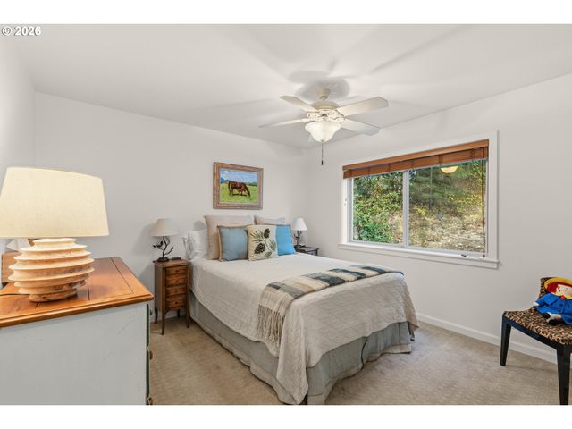 780 PINECREST Dr, Grants Pass, OR 97526