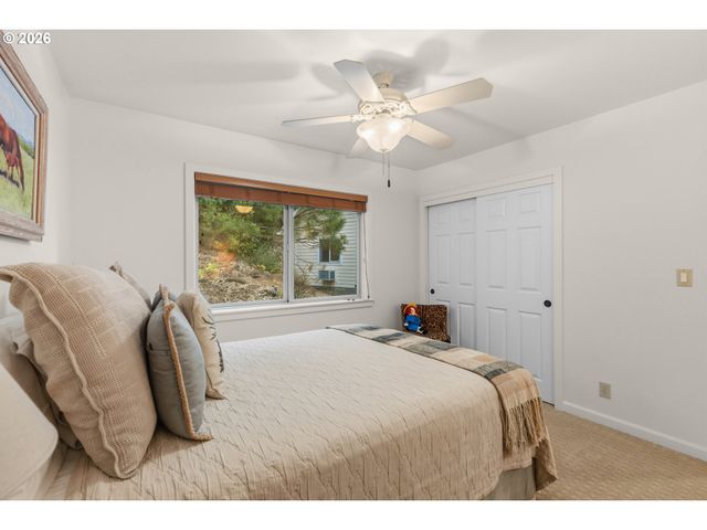 780 PINECREST Dr, Grants Pass, OR 97526