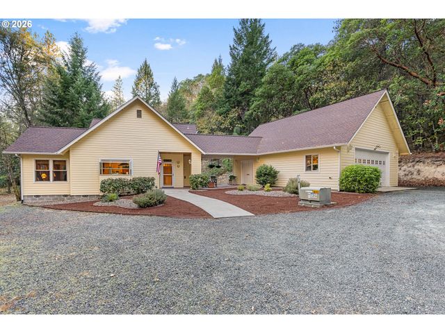 780 PINECREST Dr, Grants Pass, OR 97526