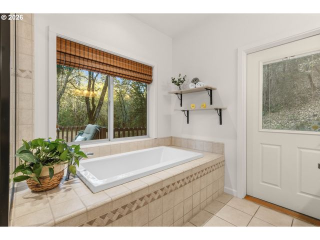 780 PINECREST Dr, Grants Pass, OR 97526