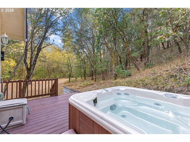 780 PINECREST Dr, Grants Pass, OR 97526