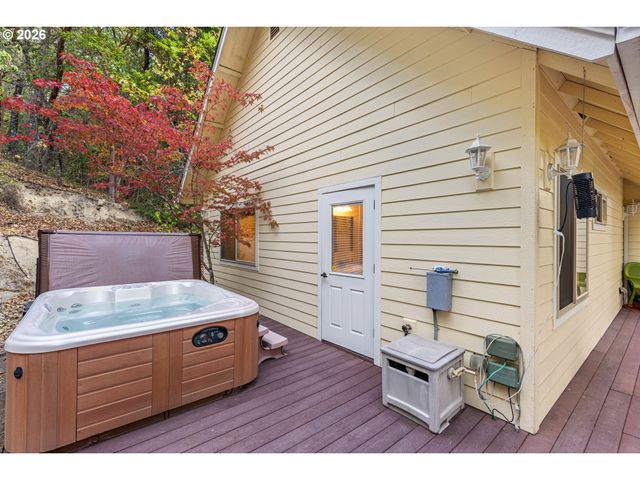 780 PINECREST Dr, Grants Pass, OR 97526