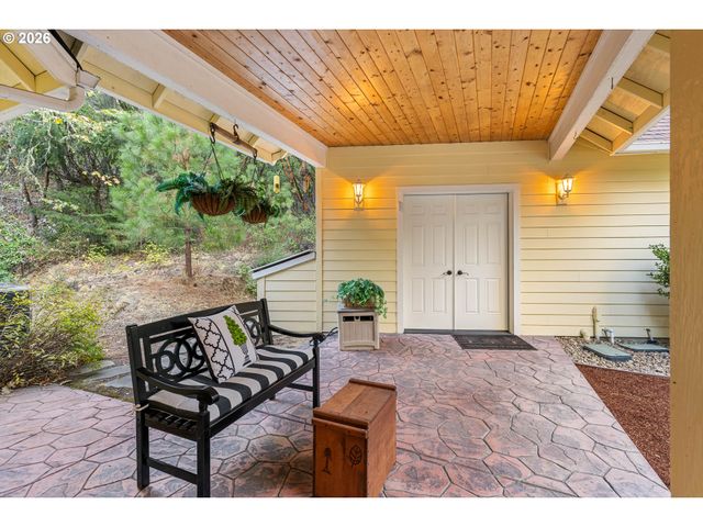 780 PINECREST Dr, Grants Pass, OR 97526