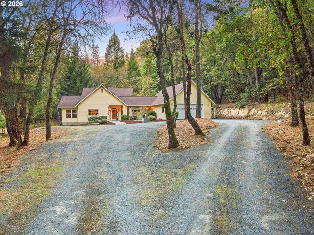 780 PINECREST Dr, Grants Pass, OR 97526