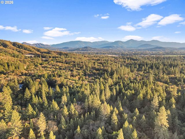 780 PINECREST Dr, Grants Pass, OR 97526