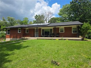 6157 NE Meadowlane Circle, Oakwood Park, MO 64118