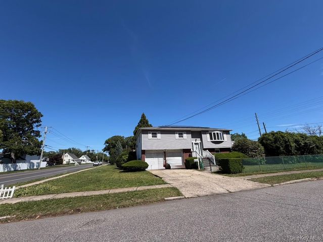 35 Grand Boulevard, Massapequa Park, NY 11762