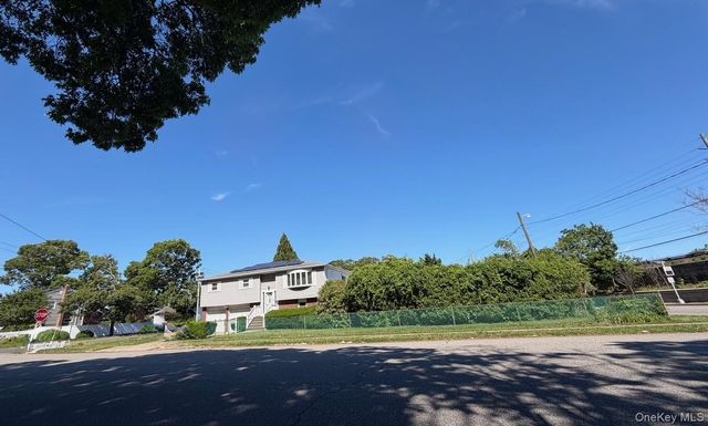 35 Grand Boulevard, Massapequa Park, NY 11762
