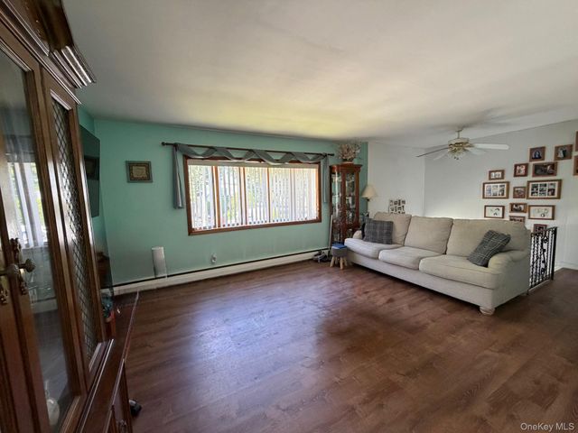 35 Grand Boulevard, Massapequa Park, NY 11762