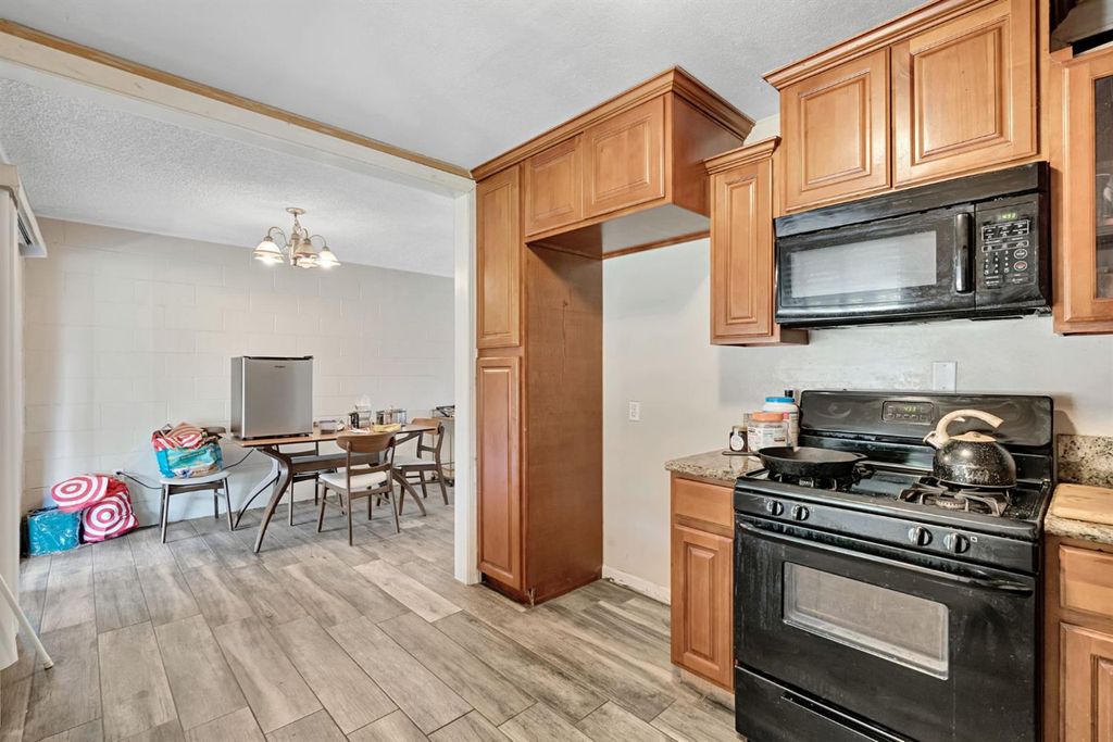 Image 10 of property listing at 107 E Hampton Way, Fresno, CA 93704