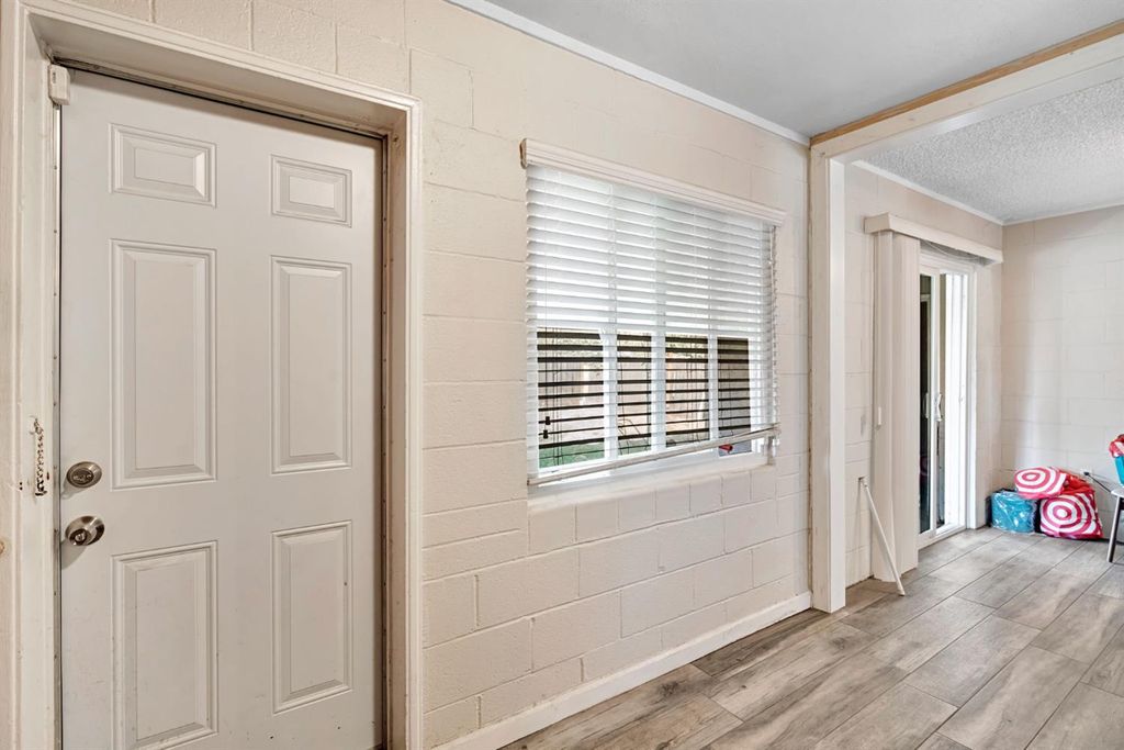Image 11 of property listing at 107 E Hampton Way, Fresno, CA 93704