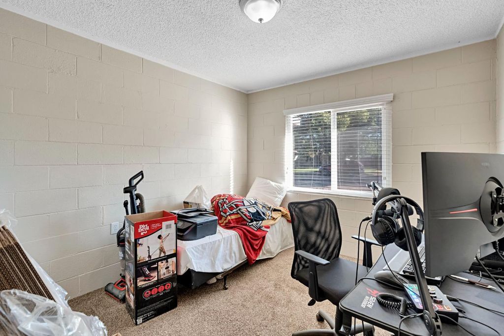 Image 12 of property listing at 107 E Hampton Way, Fresno, CA 93704