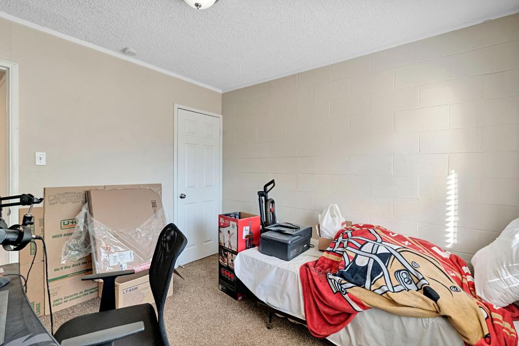 Image 13 of property listing at 107 E Hampton Way, Fresno, CA 93704