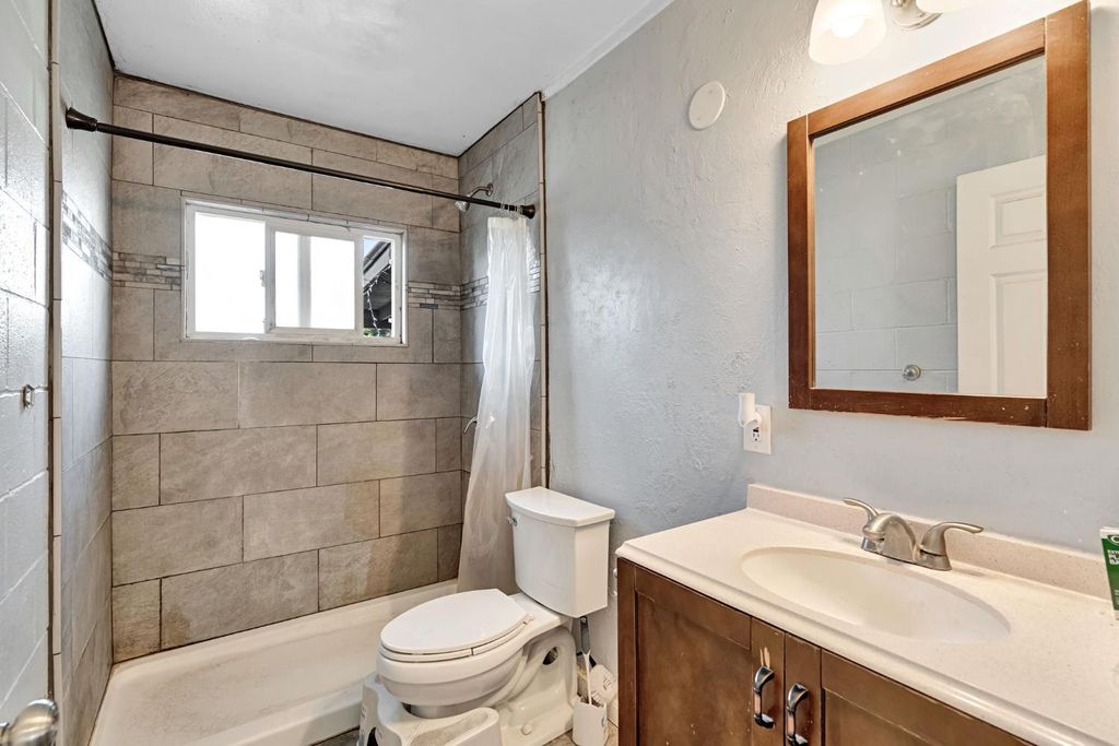 Image 17 of property listing at 107 E Hampton Way, Fresno, CA 93704