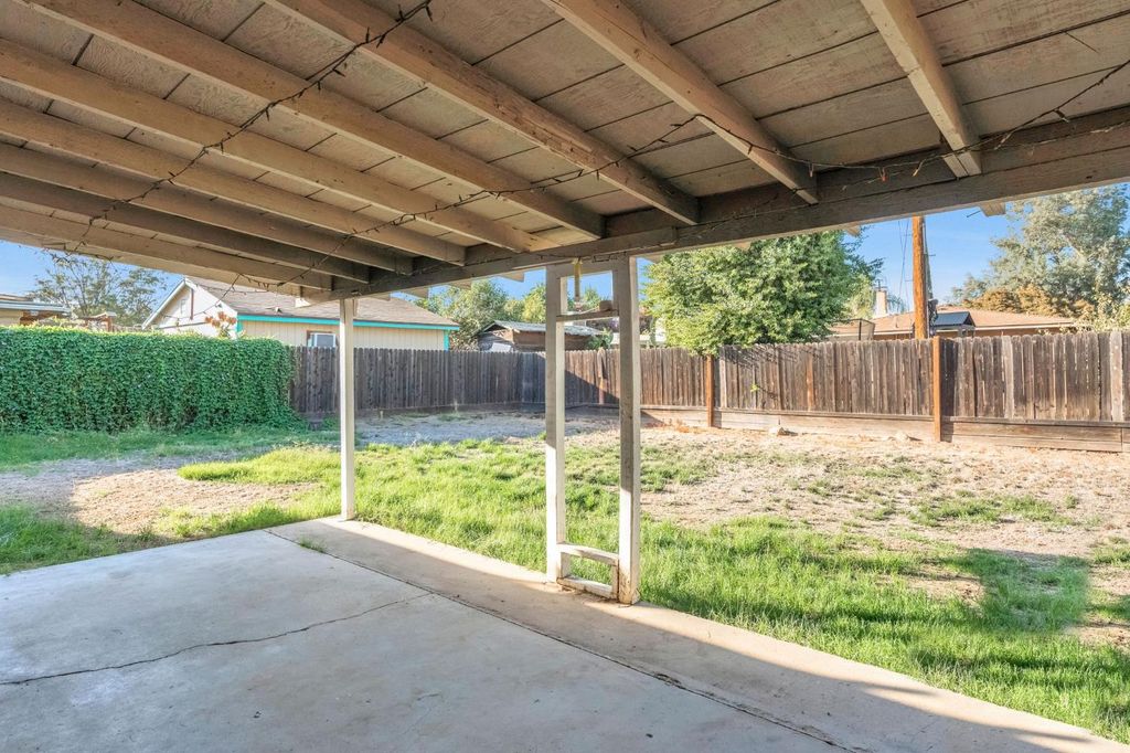 Image 18 of property listing at 107 E Hampton Way, Fresno, CA 93704