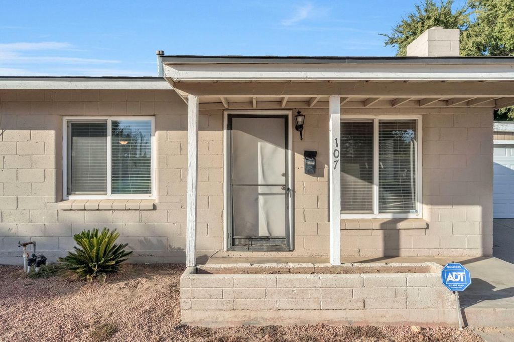 Image 2 of property listing at 107 E Hampton Way, Fresno, CA 93704