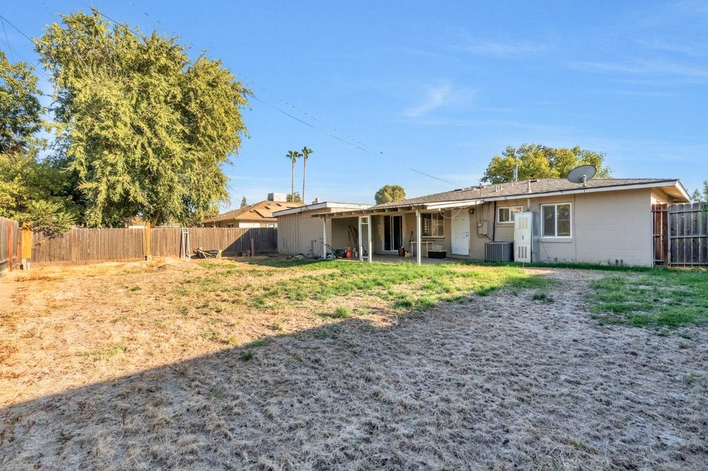 Image 20 of property listing at 107 E Hampton Way, Fresno, CA 93704