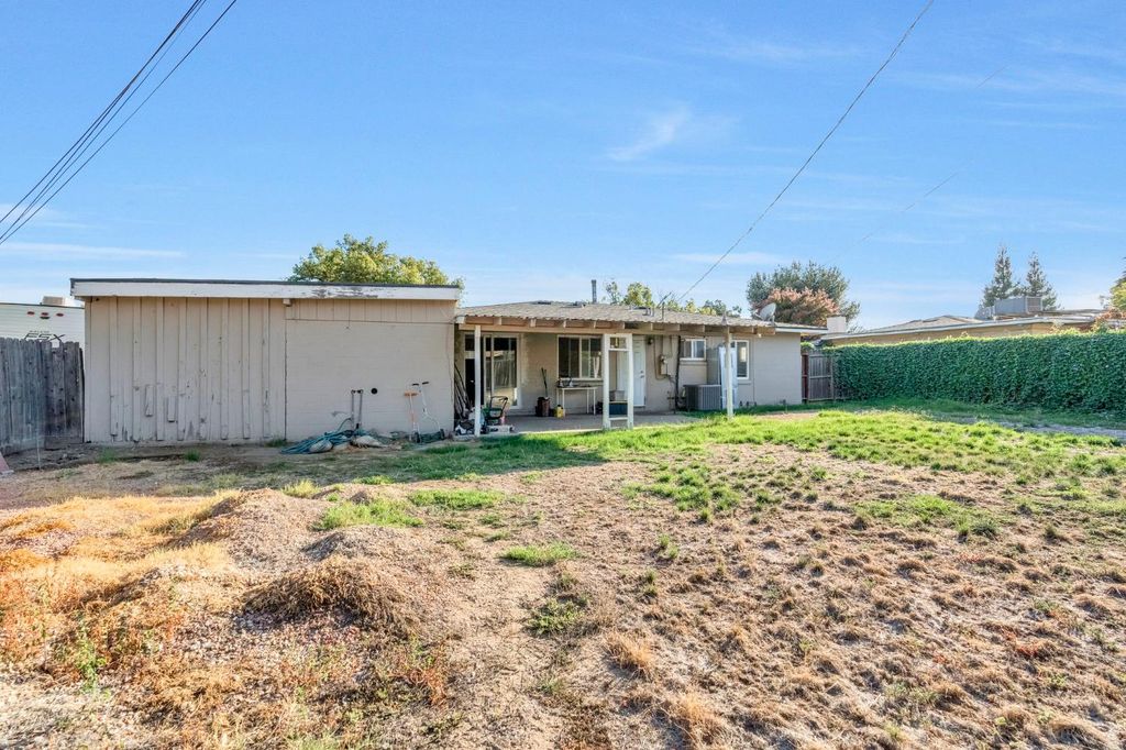 Image 21 of property listing at 107 E Hampton Way, Fresno, CA 93704