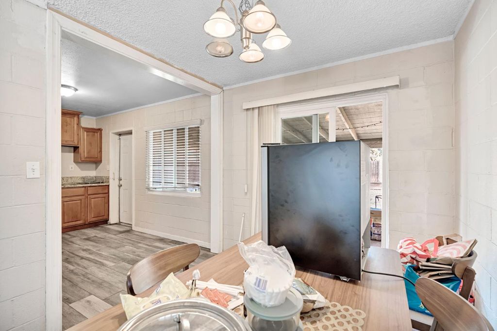 Image 6 of property listing at 107 E Hampton Way, Fresno, CA 93704