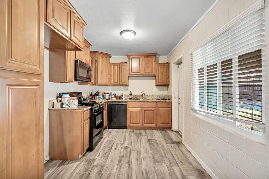 Image 7 of property listing at 107 E Hampton Way, Fresno, CA 93704