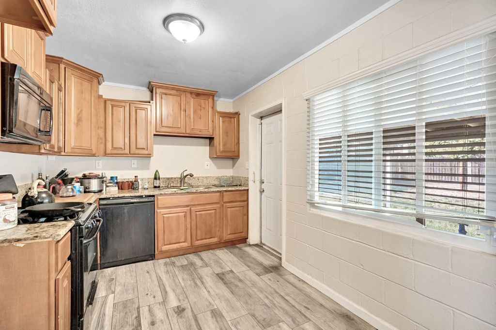 Image 8 of property listing at 107 E Hampton Way, Fresno, CA 93704
