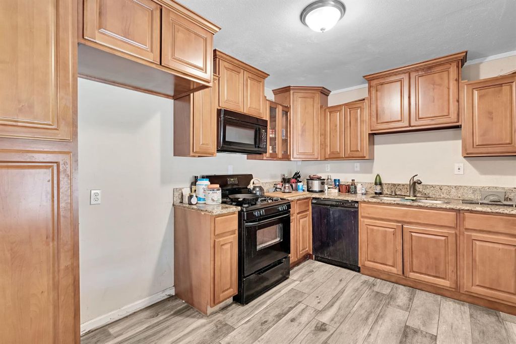 Image 9 of property listing at 107 E Hampton Way, Fresno, CA 93704
