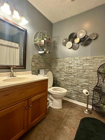 303 COUNTRYWOOD DR, Selmer, TN 38375