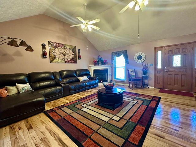 303 COUNTRYWOOD DR, Selmer, TN 38375