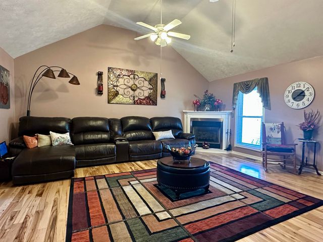303 COUNTRYWOOD DR, Selmer, TN 38375