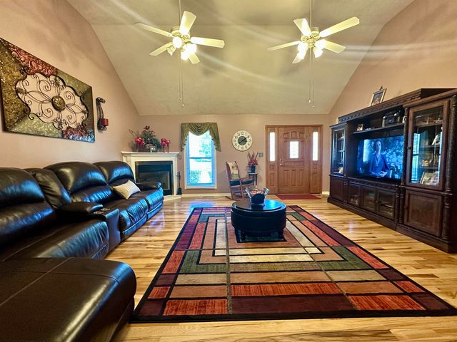 303 COUNTRYWOOD DR, Selmer, TN 38375