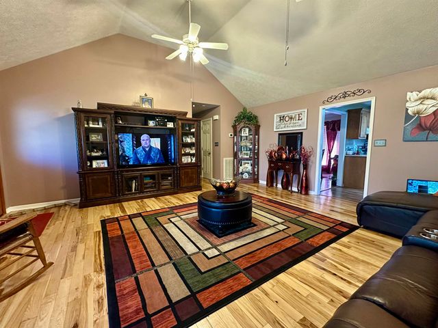 303 COUNTRYWOOD DR, Selmer, TN 38375