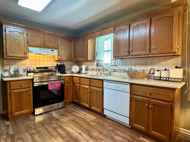 303 COUNTRYWOOD DR, Selmer, TN 38375