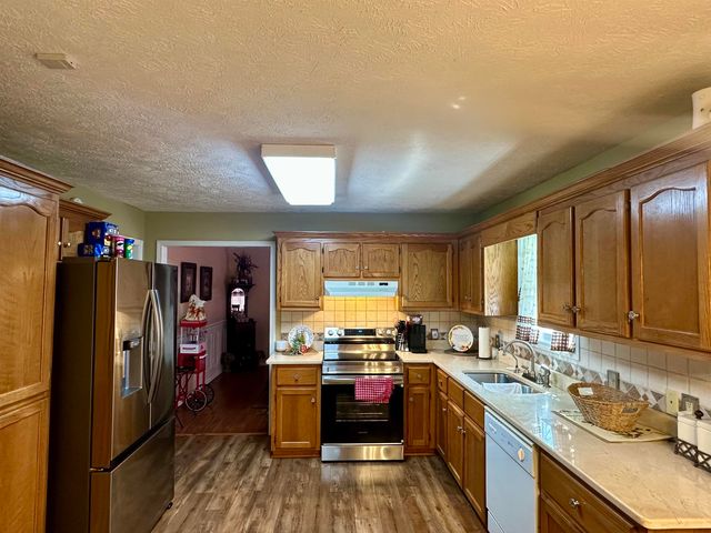 303 COUNTRYWOOD DR, Selmer, TN 38375