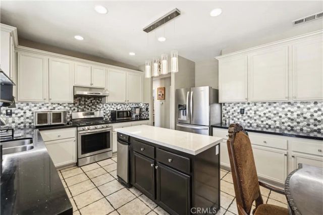 39215 Chantilly, Palmdale, CA 93551