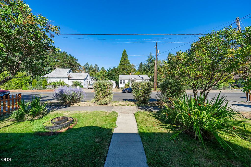 709 NW 2nd Street, Grants Pass, OR 97526