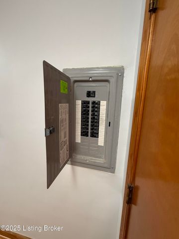 6810 Homestead Dr, Louisville, KY 40214