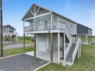 1048 Sunset Circle W, Crystal Beach, TX 77650