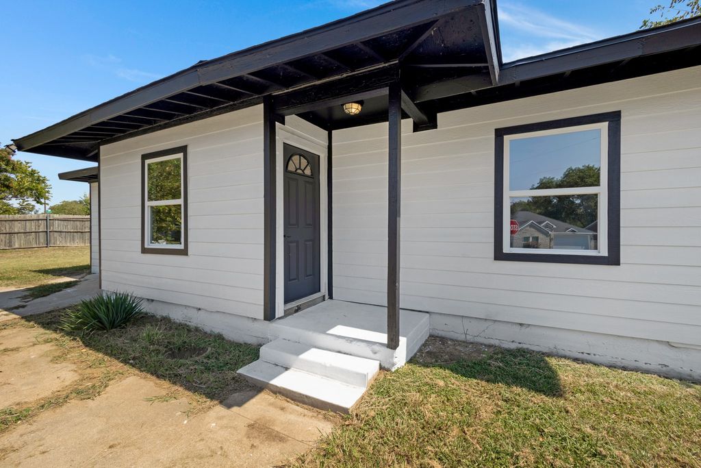 3509 S Hughes Avenue, Fort Worth, TX 76119