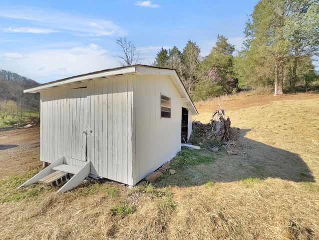 3337 Hartsville Rd, Lafayette, TN 37083