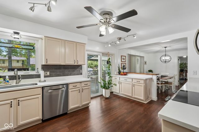 6736 Grosvenor Place, Indianapolis, IN 46220