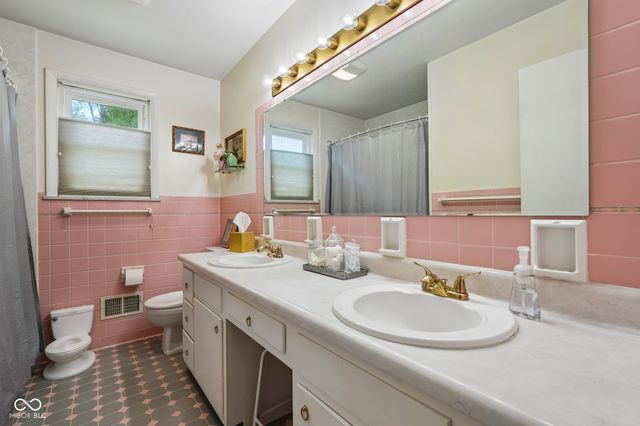 6736 Grosvenor Place, Indianapolis, IN 46220
