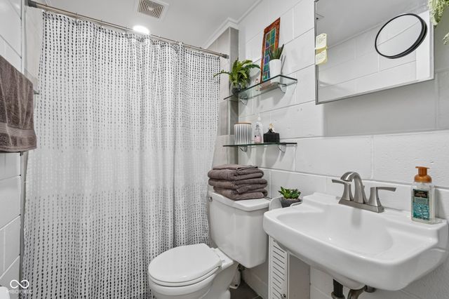 6736 Grosvenor Place, Indianapolis, IN 46220
