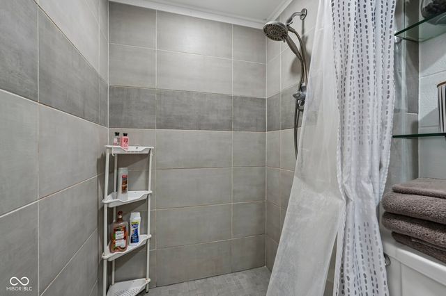 6736 Grosvenor Place, Indianapolis, IN 46220