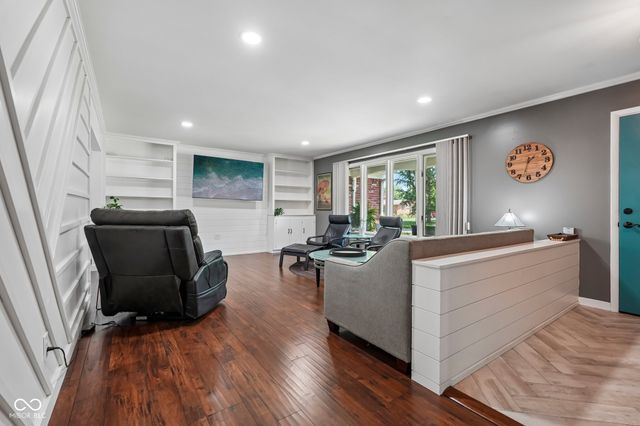6736 Grosvenor Place, Indianapolis, IN 46220