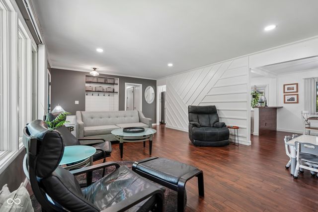 6736 Grosvenor Place, Indianapolis, IN 46220