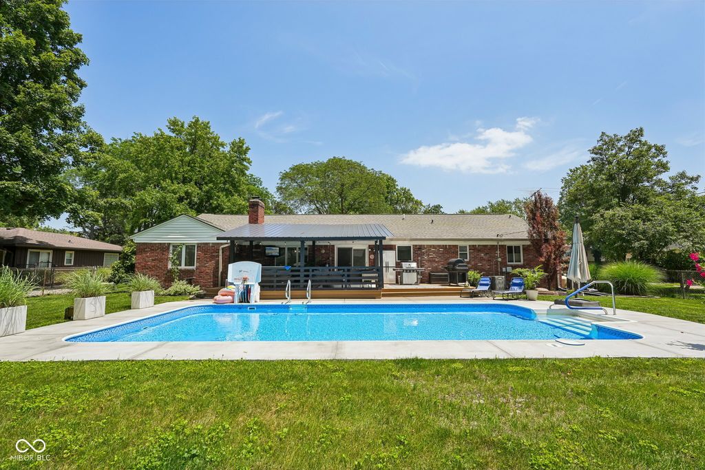 6736 Grosvenor Place, Indianapolis, IN 46220