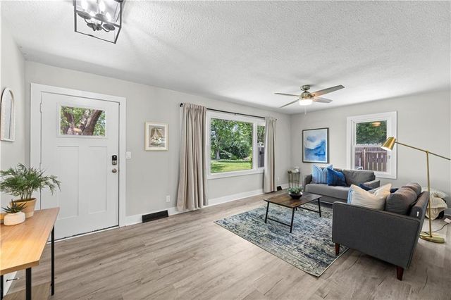 13101 NW Porter Road, Parkville, MO 64152